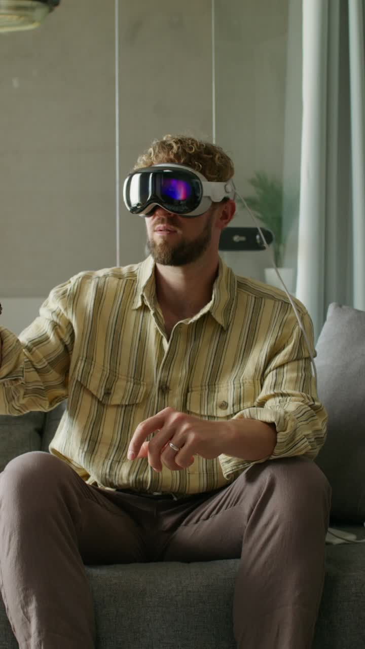 hombre experimentando la realidad virtual en casa