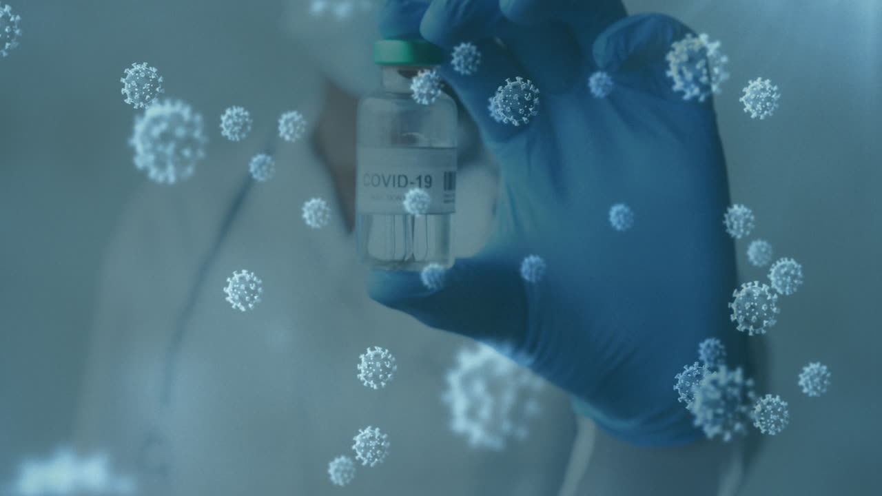 animación de células de covid 19 y un médico enmascarado con guante sosteniendo la vacuna