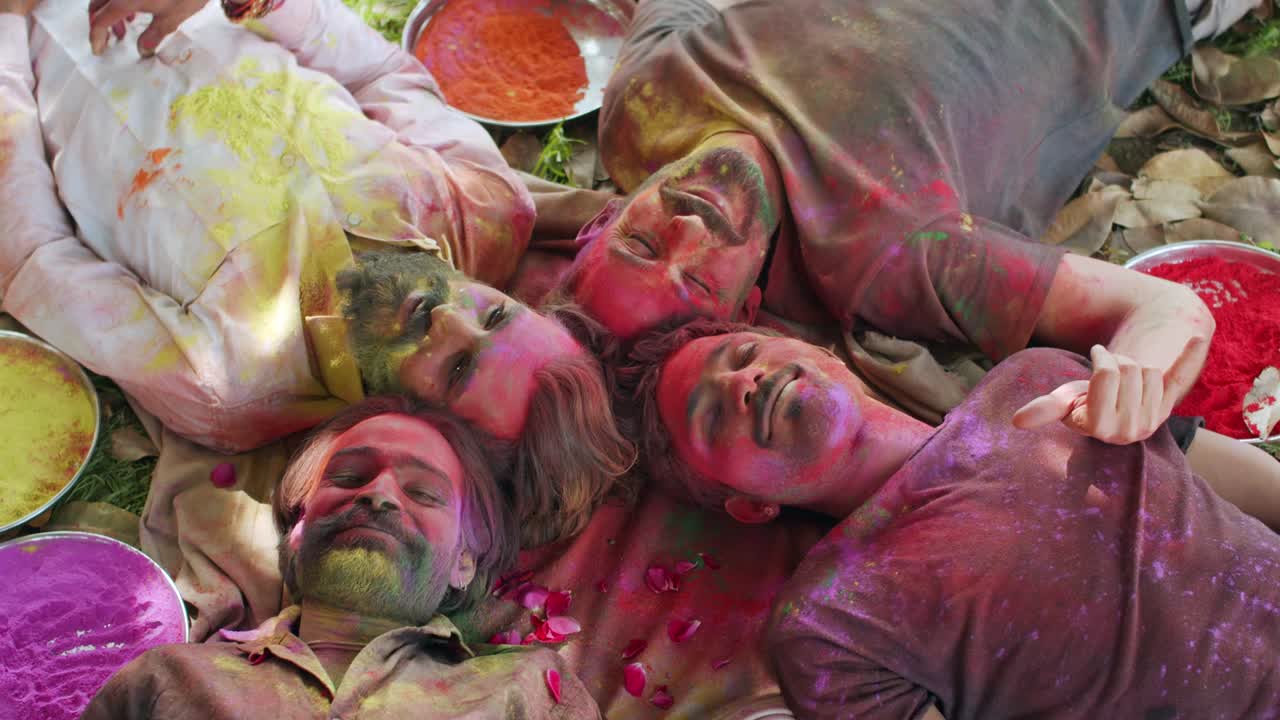 Persone multietniche che celebrano il festival dei colori Holi in India