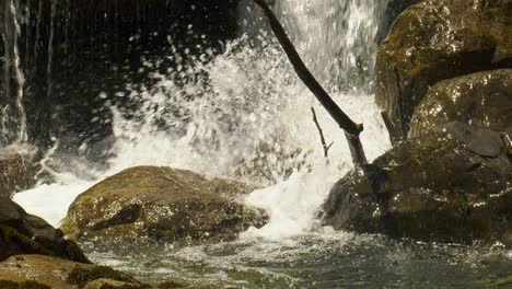 agua salpicando rocas en un arroyo en los pirineos, españa