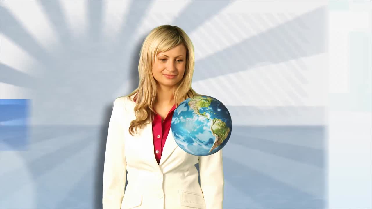 mujer sosteniendo un globo giratorio