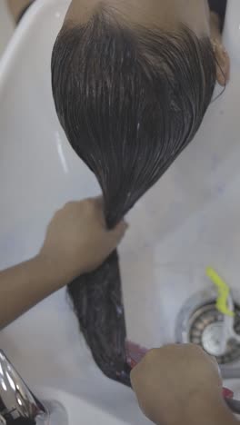 una chica en un salón de belleza lavándose el cabello, video s registro canon eos r cámara en 8bits crudo