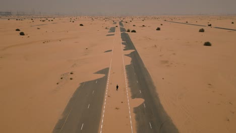 Begleiten-Sie-Uns-Auf-Einer-Faszinierenden-Reise,-Bei-Der-Ein-Einsamer-Junger-Mann-Unter-Der-Glühenden-Sommersonne-Den-Goldenen-Sand-Von-Dubai-Durchquert