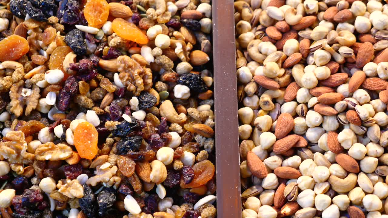 En blanding av nøtter og tørket frukt