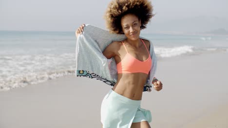 Mujer-Bailando-En-La-Playa-Tropical