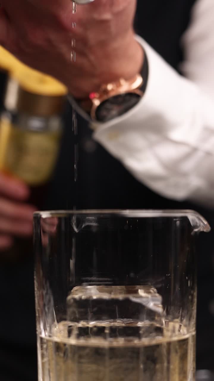 el camarero haciendo un cóctel.