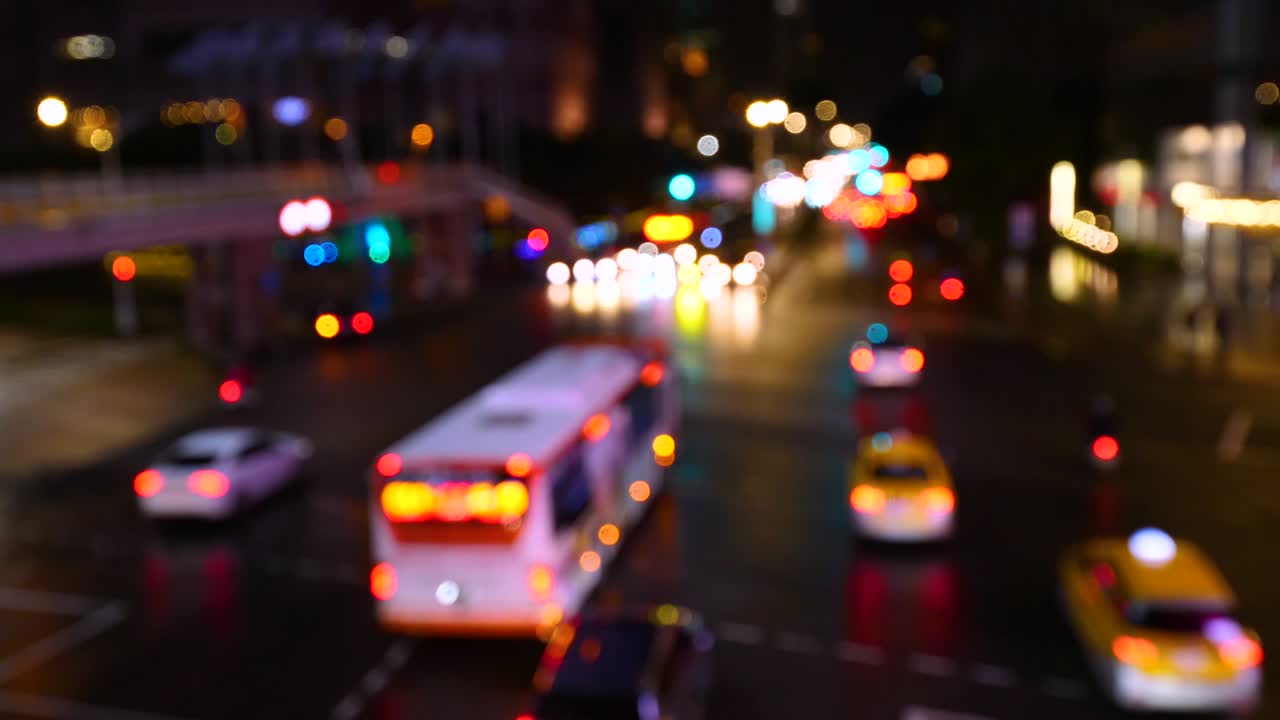 밤의 교차로에서 4k 비디오 보케 차량 교통