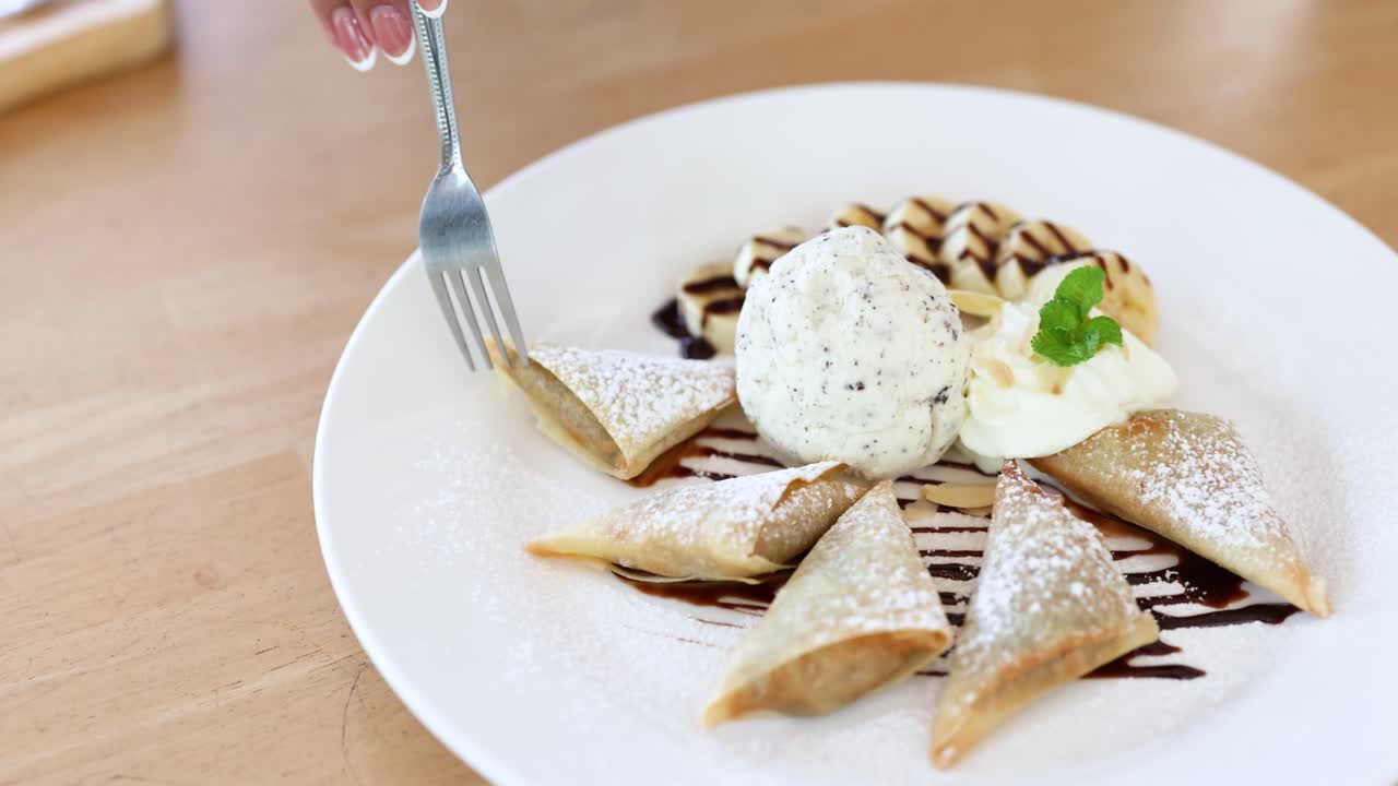 방의 떠다니는 시장에서 제공되는 맛있는 디저트