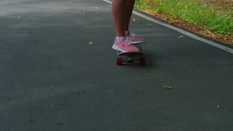 chica patinando en una carretera