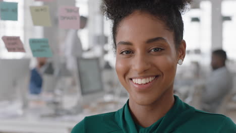 Retrato-Mujer-De-Negocios-De-Raza-Mixta-Emprendedora-Sonriendo-Disfrutando-De-Una-Exitosa-Empresa-De-Inicio-Orgulloso-Gerente-En-El-Espacio-De-Trabajo-De-Oficina