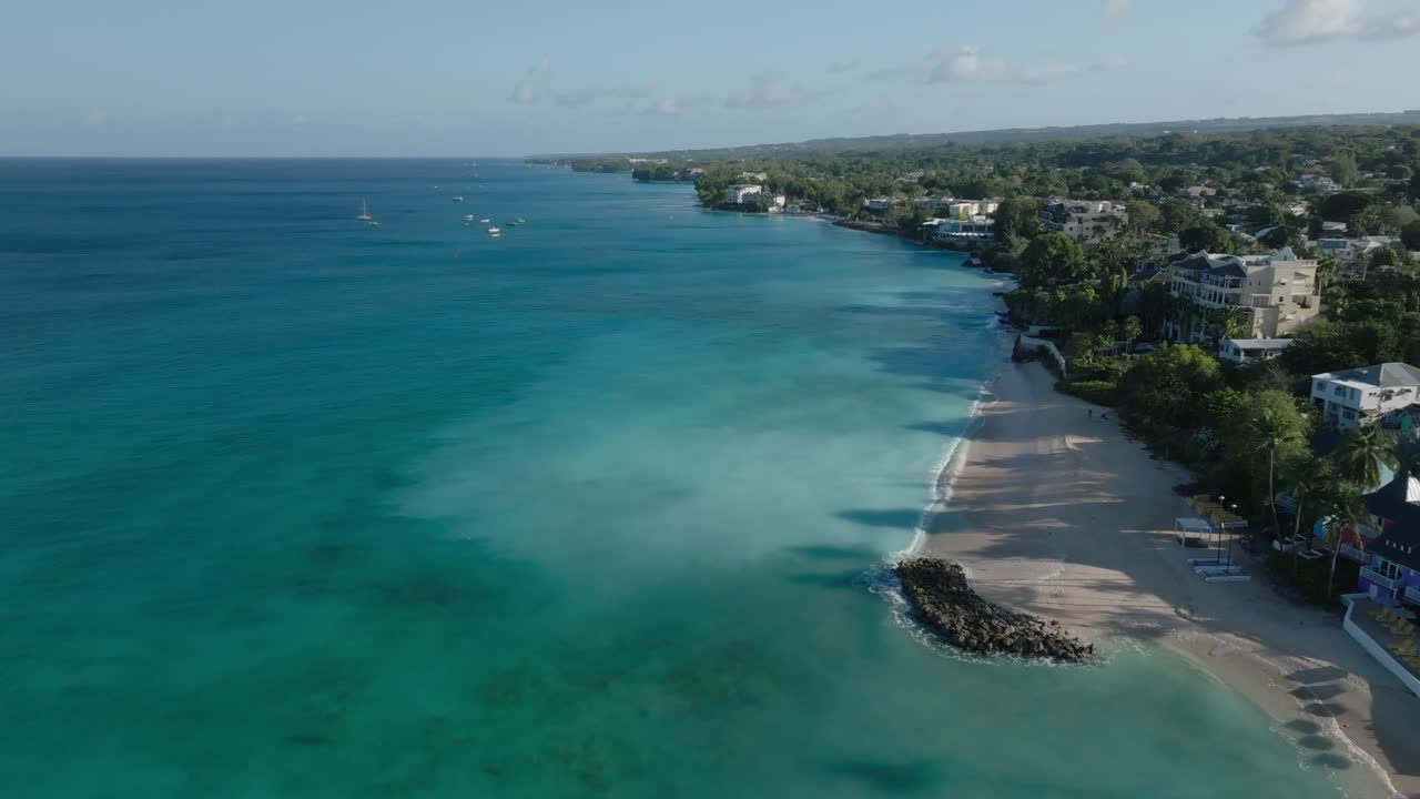 Grabación con dron de la costa oeste de Barbados, playas de lujo y azul infinito