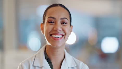 mujer de laboratorio, cara y científico feliz