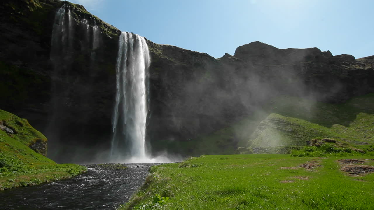 una hermosa cascada en islandia 3