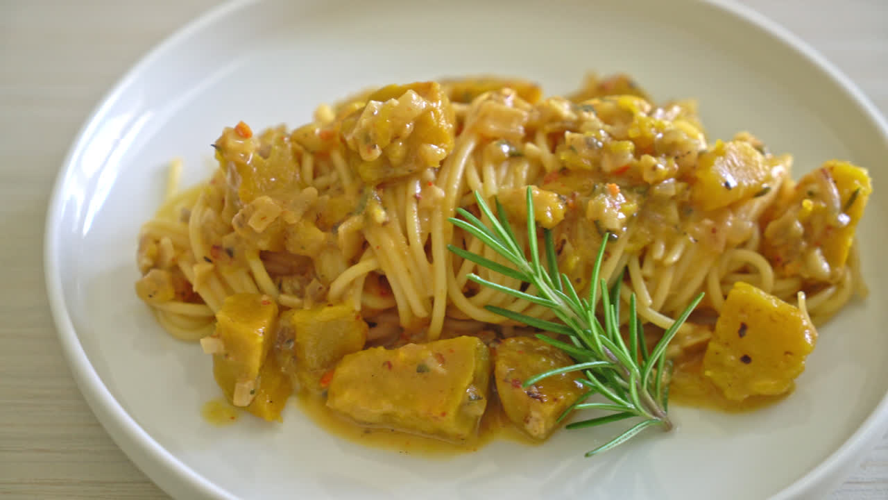 pasta de espagueti de calabaza salsa alfredo - estilo de comida vegano y vegetariano