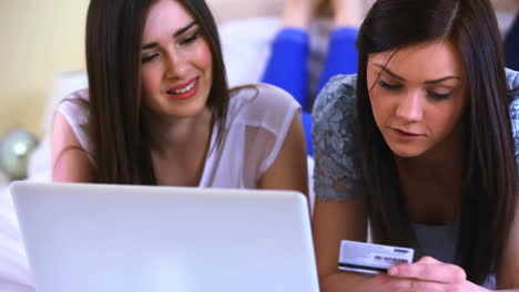 amigos comprando juntos en internet