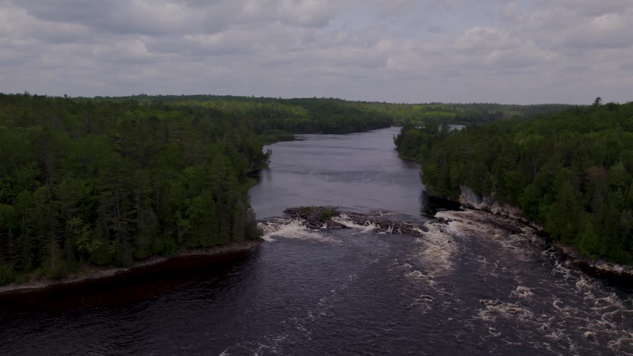 Linnunsilmäkuva laskeutumassa kohti suurta koskea Gatineau-joella, Kanadassa