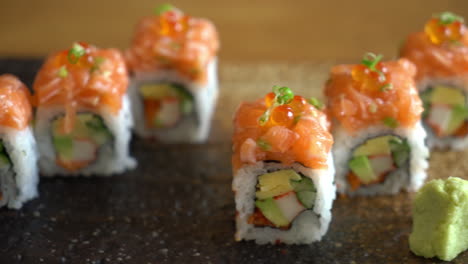 rollo de sushi de salmón - estilo de comida japonesa