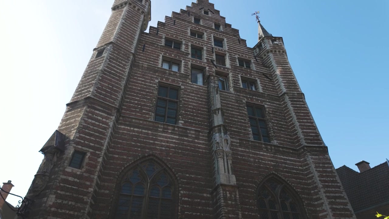 Esterno diurno del Museo Vleeshuis ad Anversa, che mette in risalto la sua storica architettura in mattoni e il suo fascino.