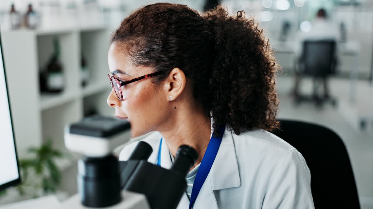 Scienziata che lavora in un laboratorio