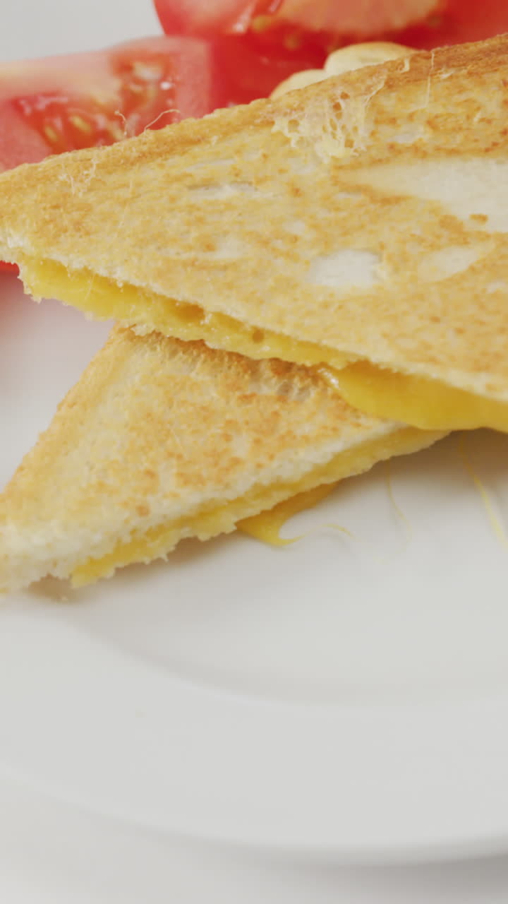 새로 준비 된 치즈   샌드위치 의 비디오  접시 에 토마토