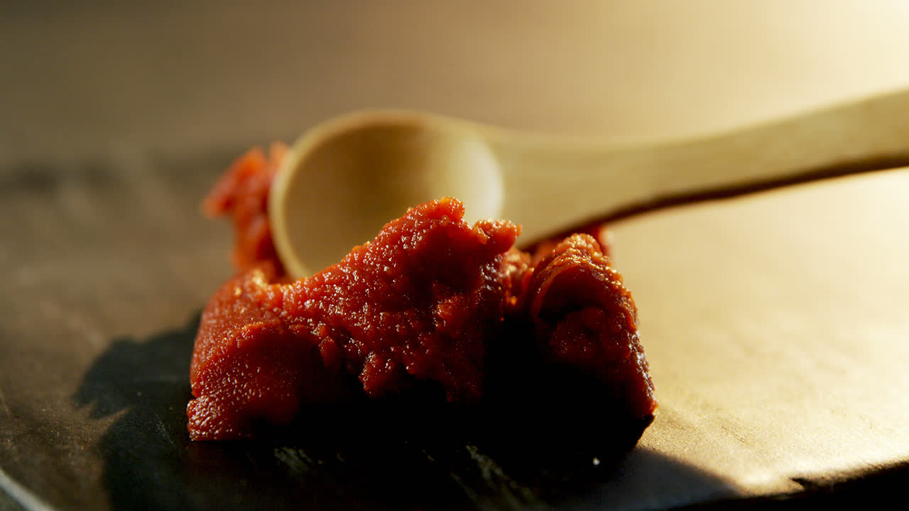 красный чили-чатни распространяется на бетонную доску 4к