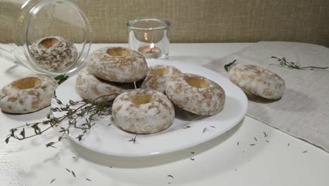 pan de jengibre, pasteles de miel, cántaro rodante y cineagrama
