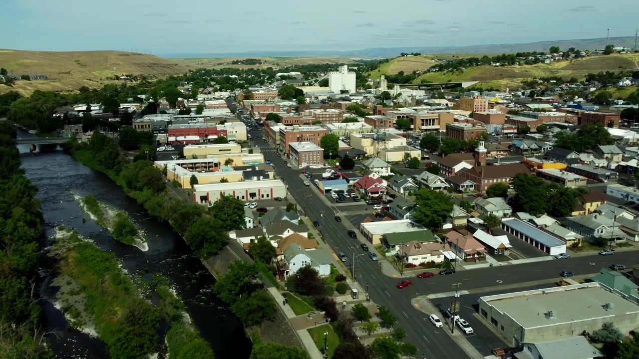 Hoa Kỳ, Oregon, Pendleton, 25-05-2026 - Cảnh trung tâm thành phố Pendleton nhìn từ drone với nhiều tòa nhà lịch sử, vào mùa hè