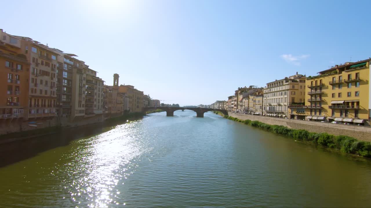 ponte vecchio 다리에서 arno 강의 4k 뷰