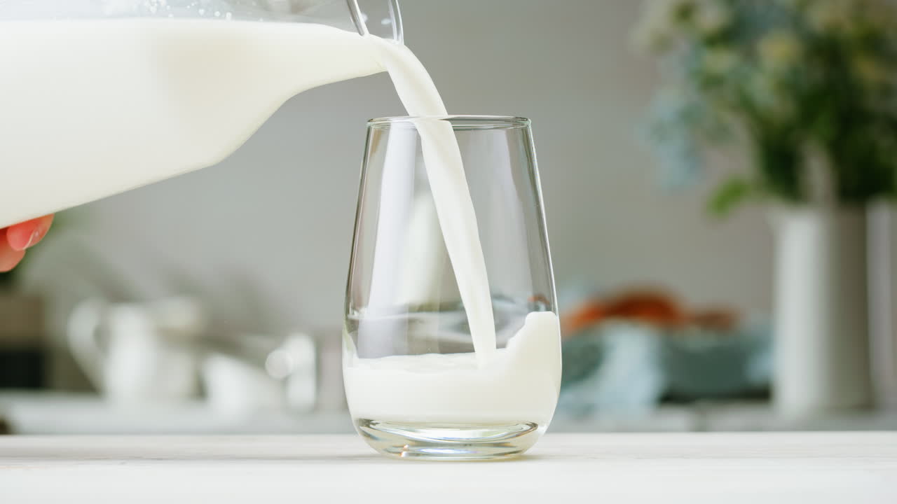 молоко наливается в стакан