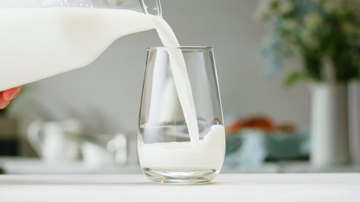 mælk der hældes i et glas