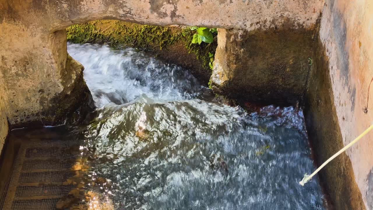 Corrente contínua do rio fluindo durante o dia