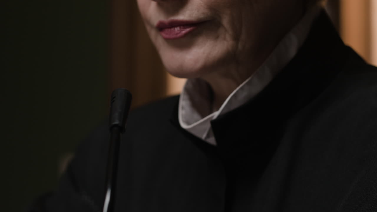 Donna che parla a una riunione