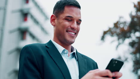 Sonrisa,-Teléfono-Inteligente-Y-Hombre-De-Negocios-En-La-Ciudad-Escribiendo