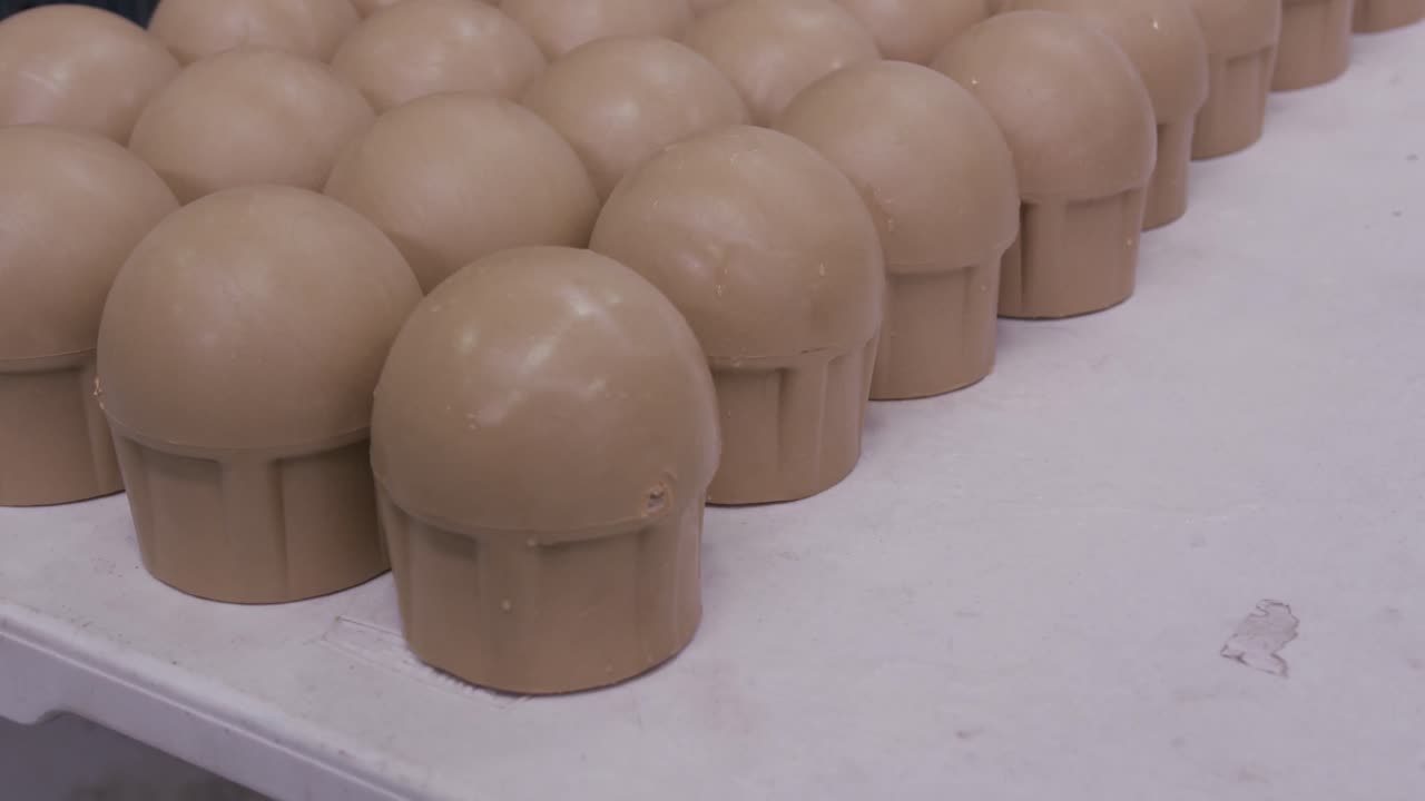 공장에서 일하는 창고 여성 노동자