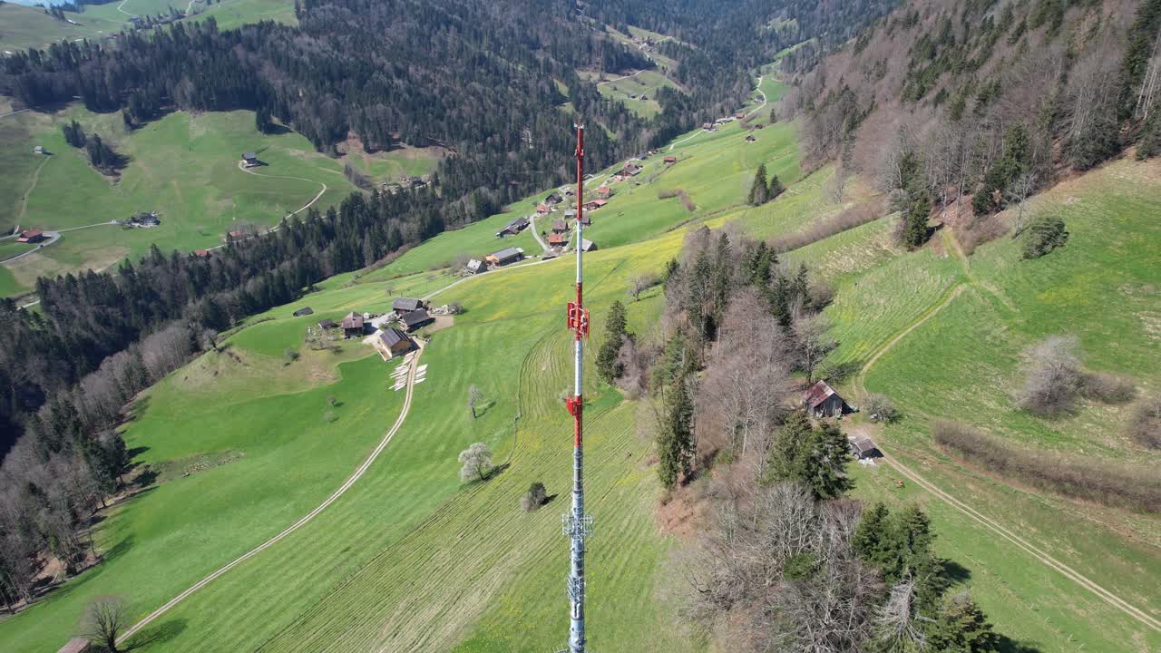 inclinación aérea hacia arriba y vuelo sobre una enorme torre de antena de metal rojo en europa