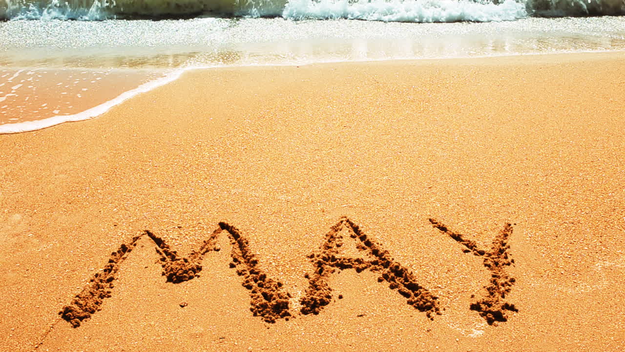 การจารึกชื่อเดือนบนผืนทราย ชายหาด การถ่ายทำบนชายหาด