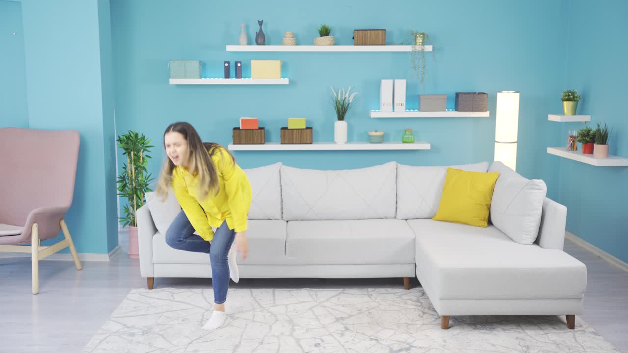 재미있고 난감한 젊은 소녀가 춤을 추면서 발을  ⁇ 었다.