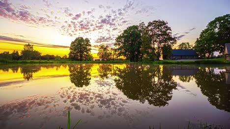 Timelapse-De-Una-Puesta-De-Sol-Con-Un-Lago-Que-Refleja-Los-Colores-Pastel-Del-Cielo