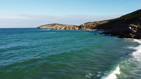 Majestätische-Vietnam-küste-Mit-Blauem-Ozean-Und-Sandstränden,-Luftdrohnenaufnahme