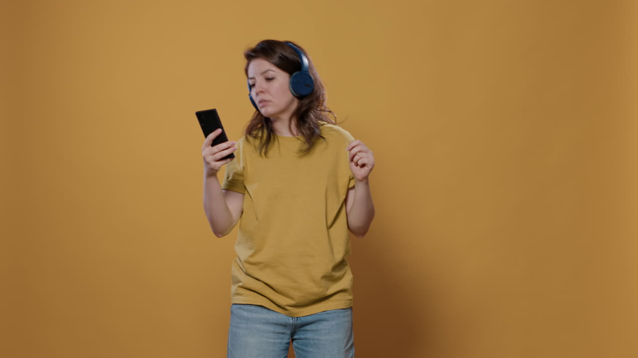 Una mujer escuchando música.