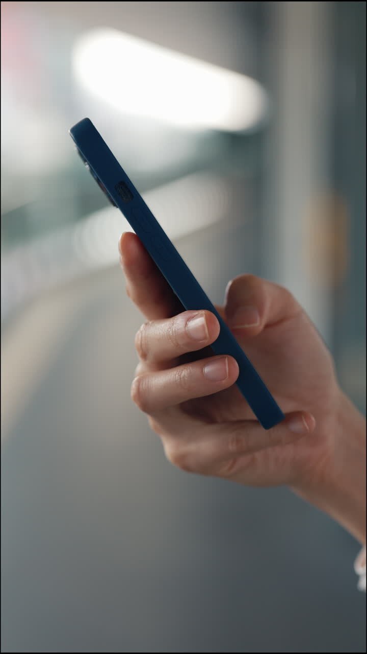 La mano che tiene uno smartphone
