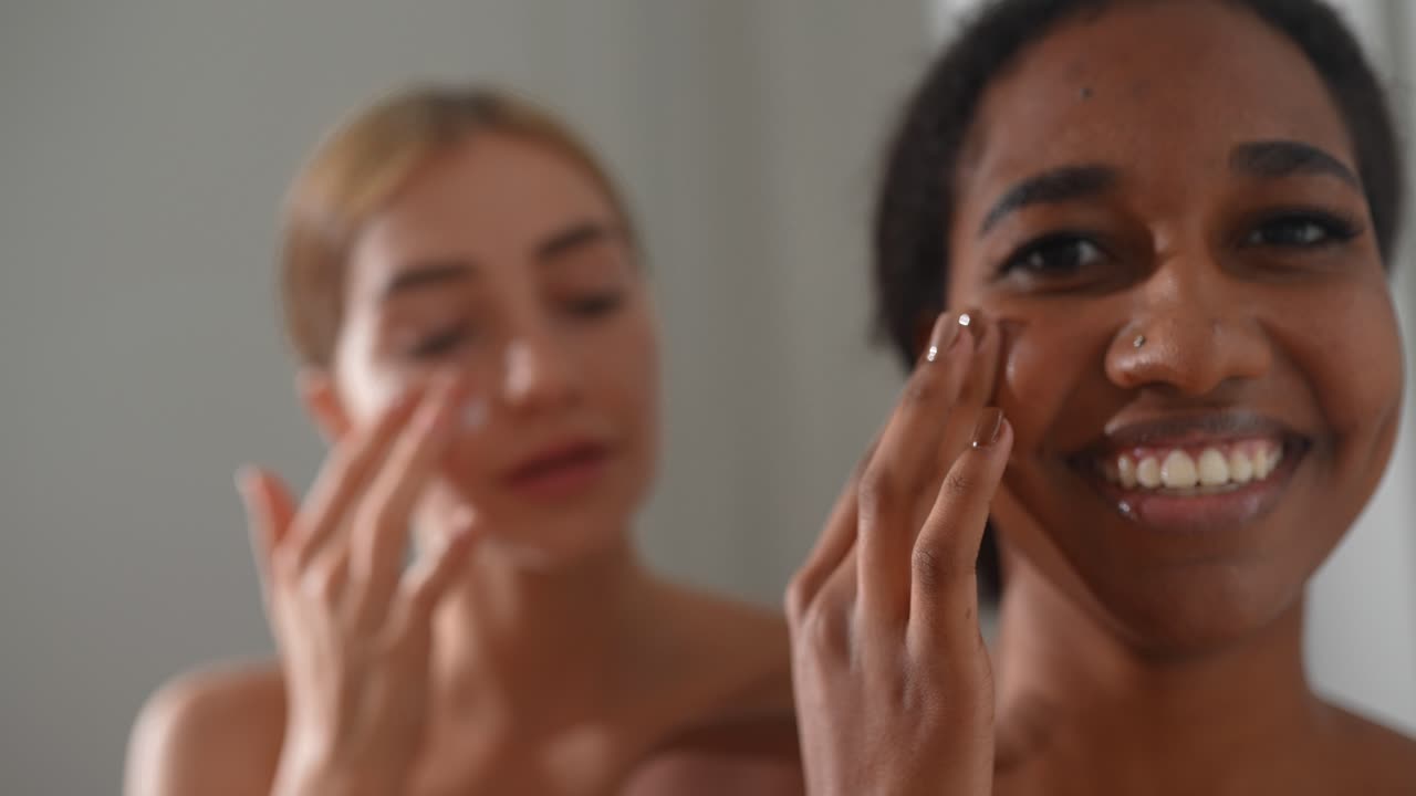 mujeres aplicando crema facial