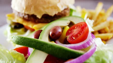 Snacks-Und-Salat-Auf-Dem-Teller