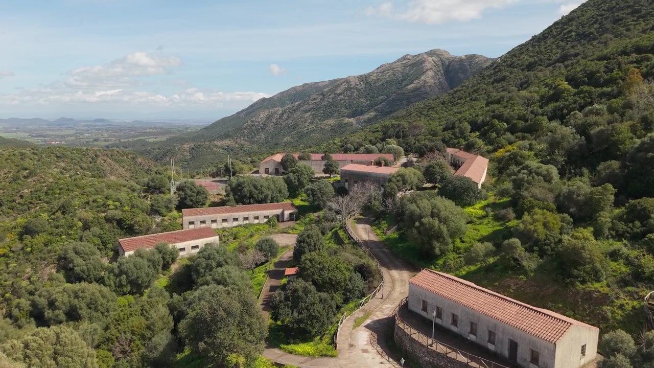 Veduta del villaggio minerario abbandonato di Orbai in Sardegna, Italia, che mostra edifici minerari storici, vecchie strutture e il paesaggio rurale circostante - ripresa con drone