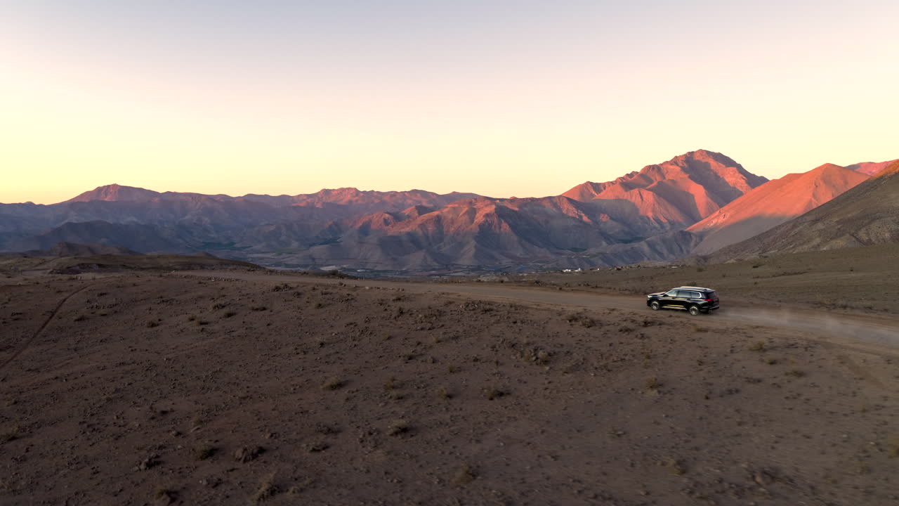 칠레 사막 북쪽 모래 언덕 외로운 차가 드론을 지나가는 황혼의 아침