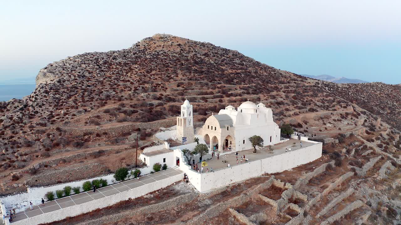 toma aérea descendente famosa iglesia de panagia en la cima de una colina, isla de folegandros