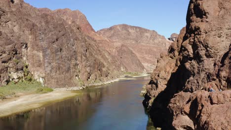 vista aérea de personas sentadas en acantilados viendo balsas en el río colorado - ascendente, disparo de drones