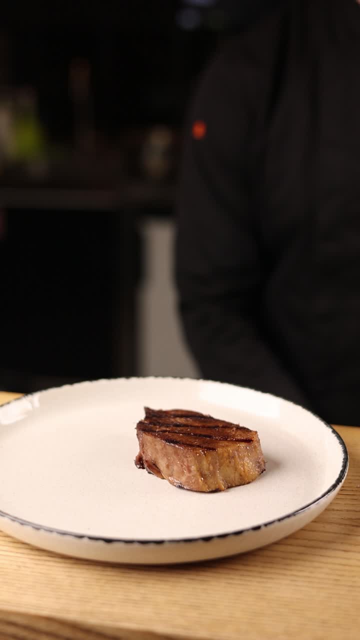 Chef che prepara una bistecca alla griglia