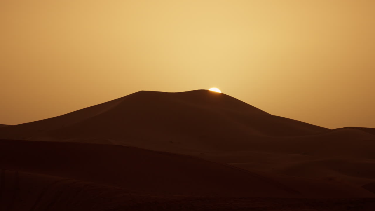 Tramonto su una duna di sabbia nel deserto del Sahara, un paesaggio sereno e vasto.