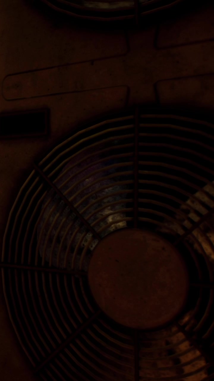 Ventilatore che gira per creare flusso d'aria in un ambiente interno caldo durante le ore serali